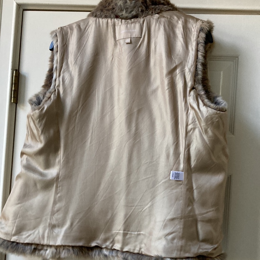 Banana Republic like new leopard print imitation fur vest. 100% polyester - Picture 6 of 7